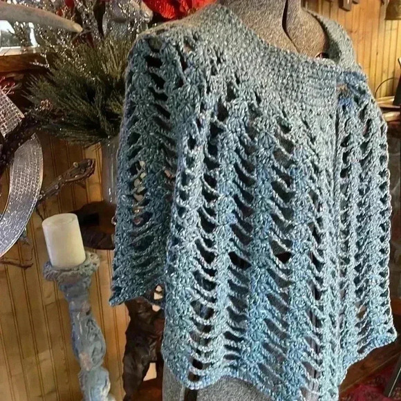 Hand-crocheted shawl. Absolutely beautiful! - Picture 3 of 6